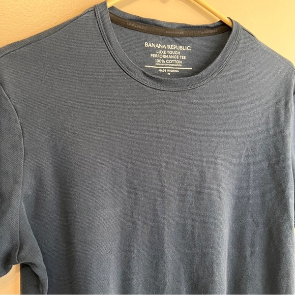 Banana Republic Men's Luxe Touch Performance T-Shirt Navy Blue Medium EUC - Picture 2 of 6